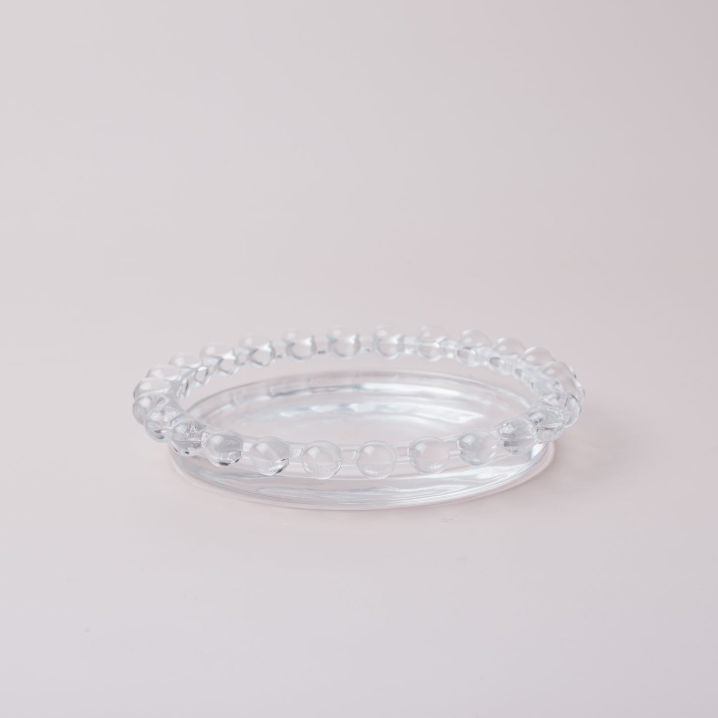Porte-chandelle en verre clair orné de perles en verre